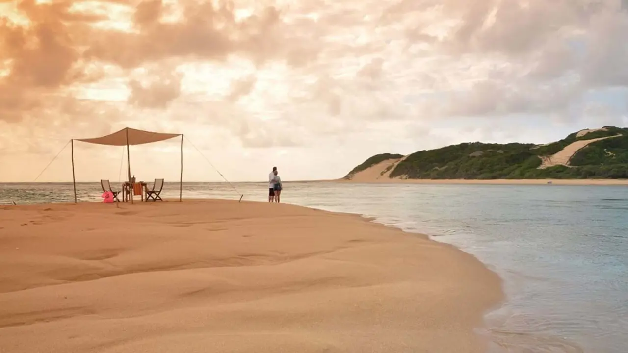 Romantic Setting At Machangulo Beach Lodge