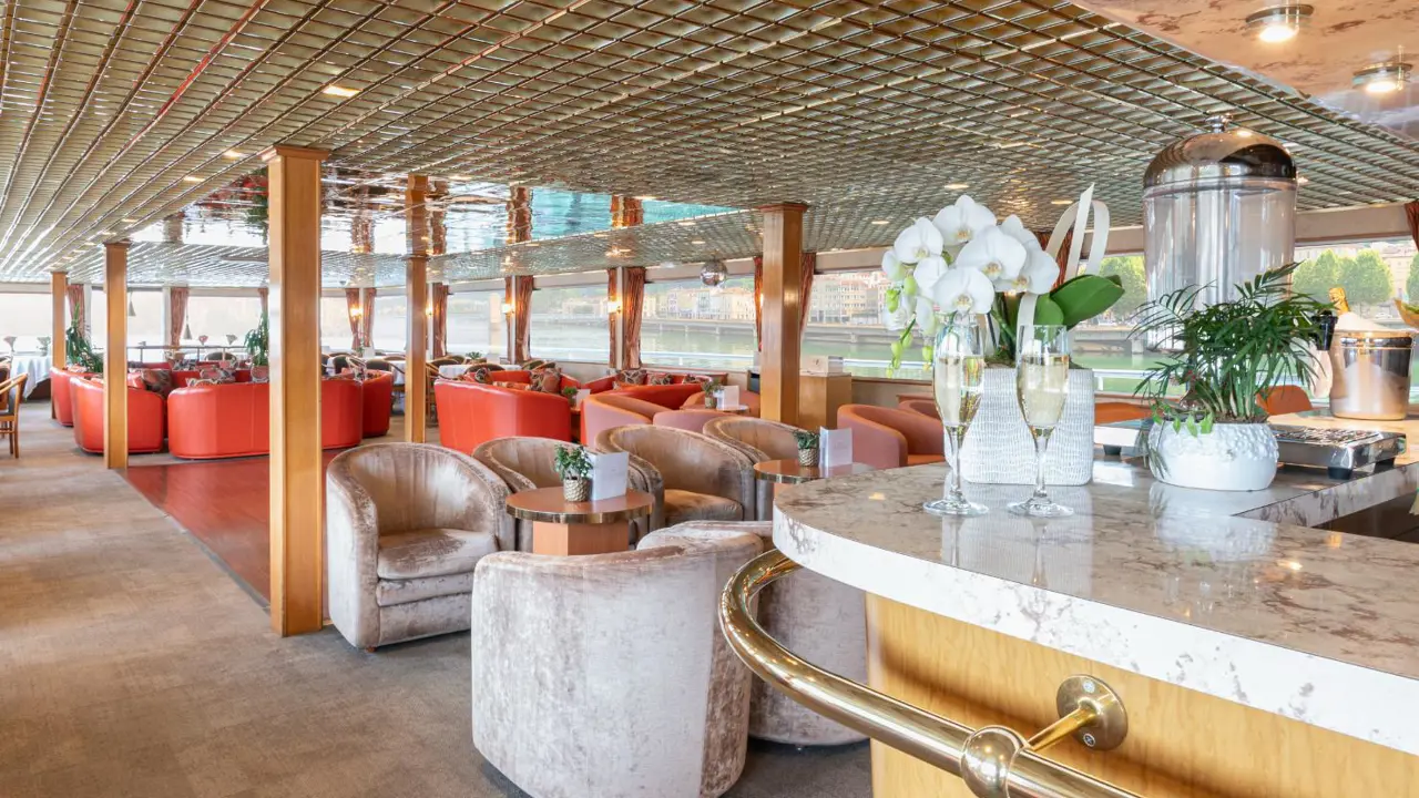 MS Rhone Princess salon bar
