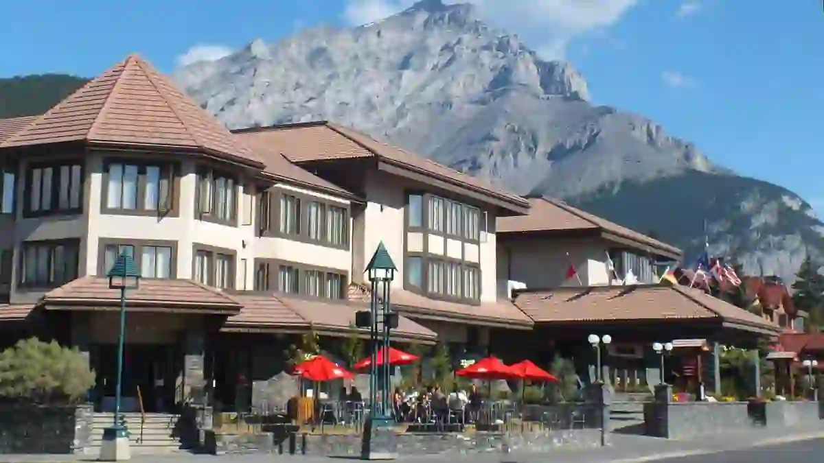 Elk And Avenue Banff International Hotel Exterior 2011 Image 6