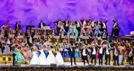 André Rieu performing in Maastricht alongside a stage of musicians and performers