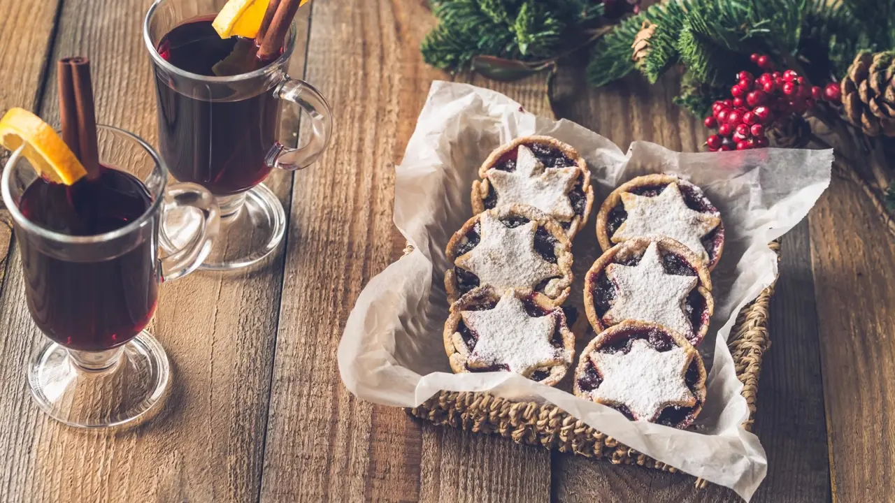 Mulled wine and mince pies