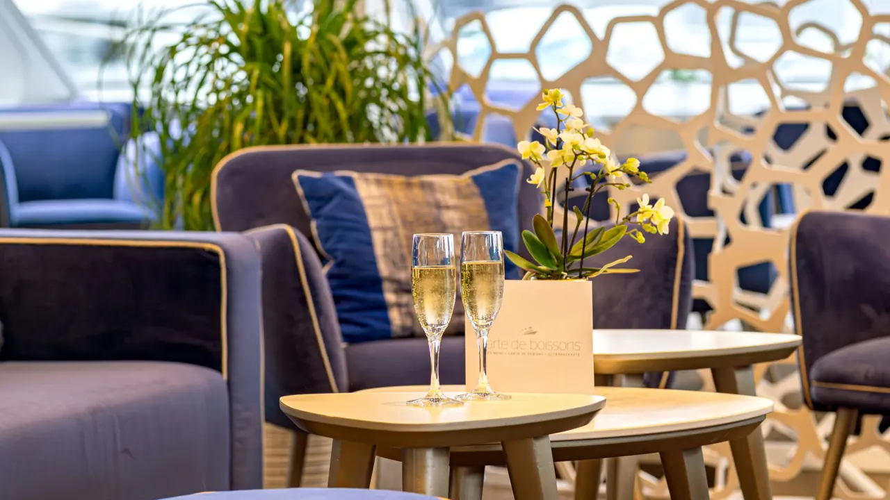 MS Symphonie lounge bar