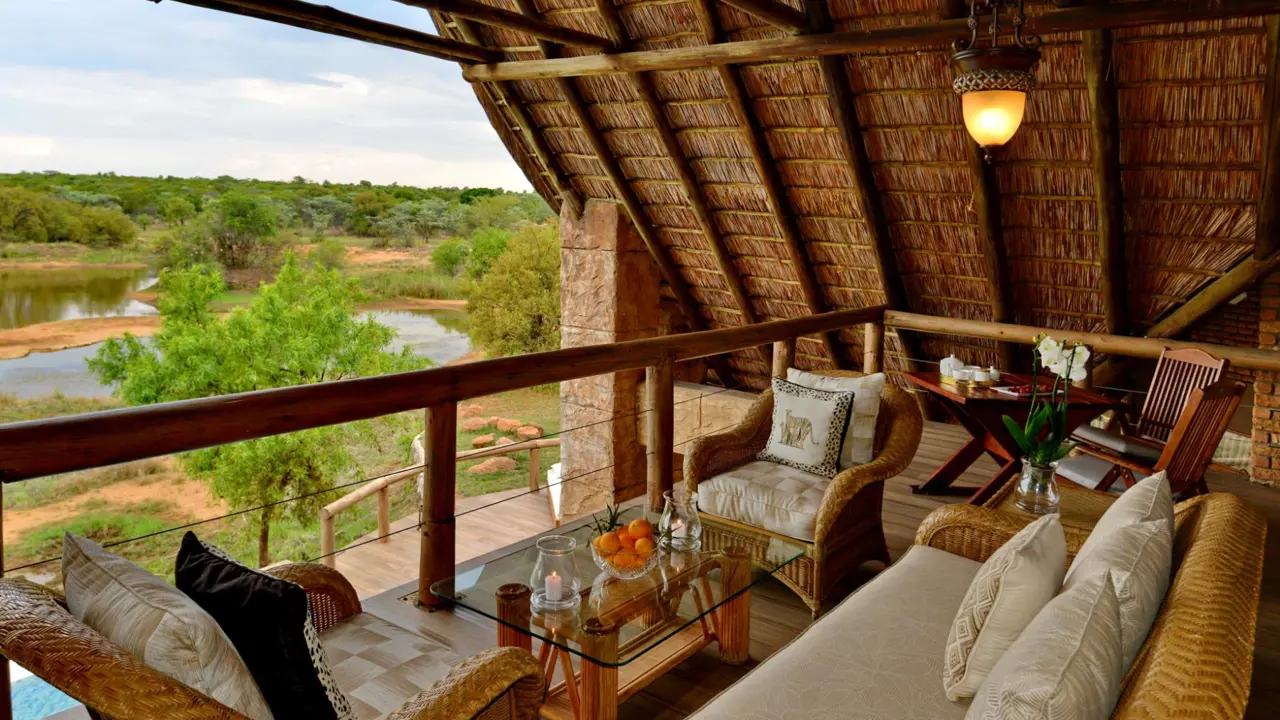 Kingfisher Villa Suites, Mabula Game Reserve, upstairs sitting area