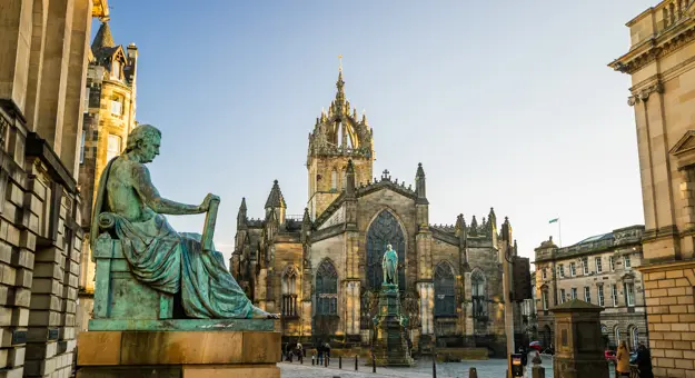 Street view of the historic Royal Mile, Edinburgh, Scotland