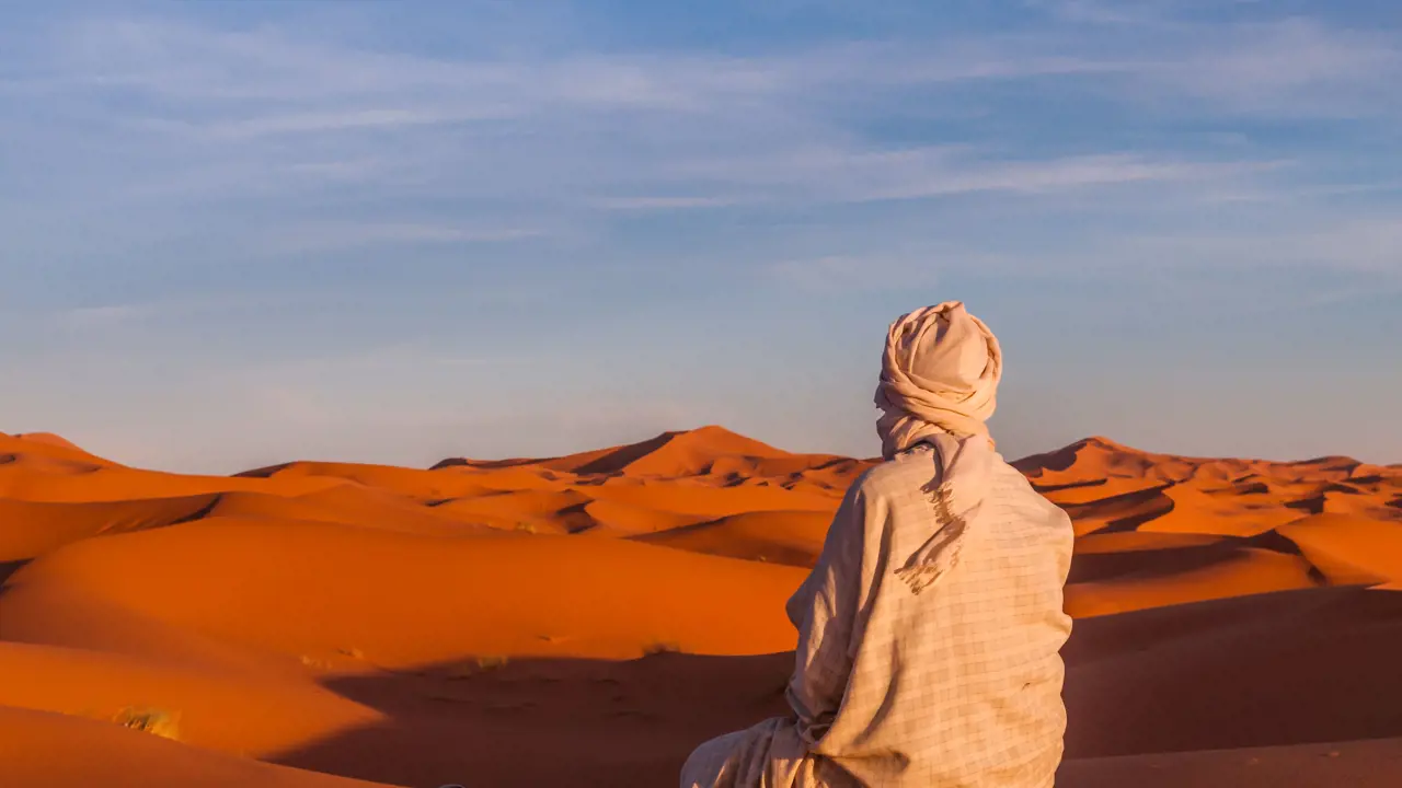 Sh 1311387896 Berber Stopping For Prayer In The Sahara